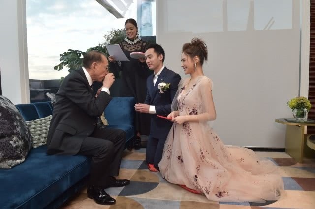 Chung Hân Đồng xinh như công chúa trong tiệc cưới ngoài trời - Ảnh 8. Chung Hân Đồng xinh như công chúa trong tiệc cưới ngoài trời - Ảnh 8.