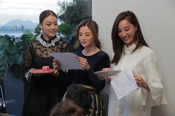 Chung Hân Đồng xinh như công chúa trong tiệc cưới ngoài trời - Ảnh 12. Chung Hân Đồng xinh như công chúa trong tiệc cưới ngoài trời - Ảnh 12.