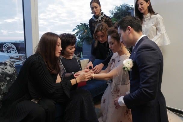 Chung Hân Đồng xinh như công chúa trong tiệc cưới ngoài trời - Ảnh 11. Chung Hân Đồng xinh như công chúa trong tiệc cưới ngoài trời - Ảnh 11.