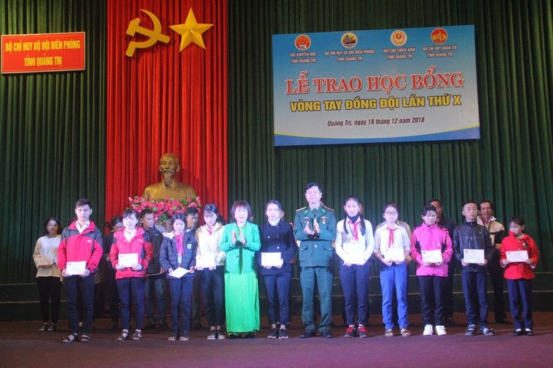 Trao học bổng đến con em quân nhân, gia đình chính sách hiếu học - Ảnh 1. Trao học bổng đến con em quân nhân, gia đình chính sách hiếu học - Ảnh 1.