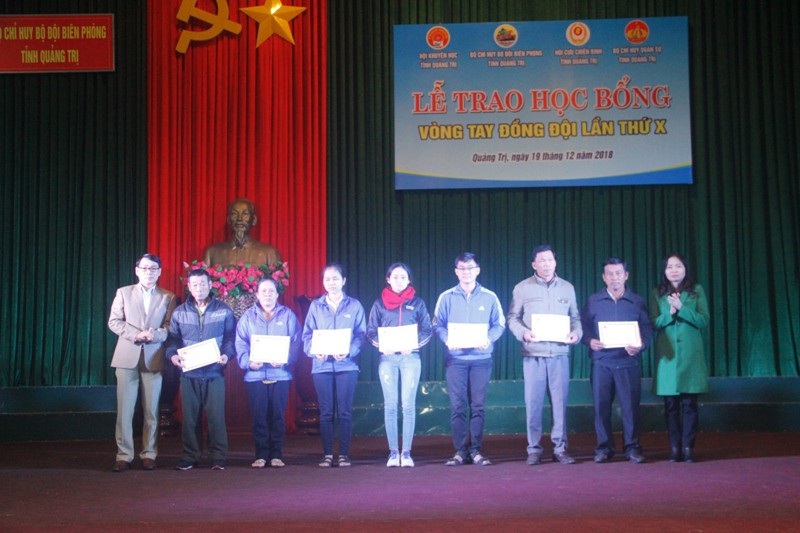 Trao học bổng đến con em quân nhân, gia đình chính sách hiếu học - Ảnh 2. Trao học bổng đến con em quân nhân, gia đình chính sách hiếu học - Ảnh 2.