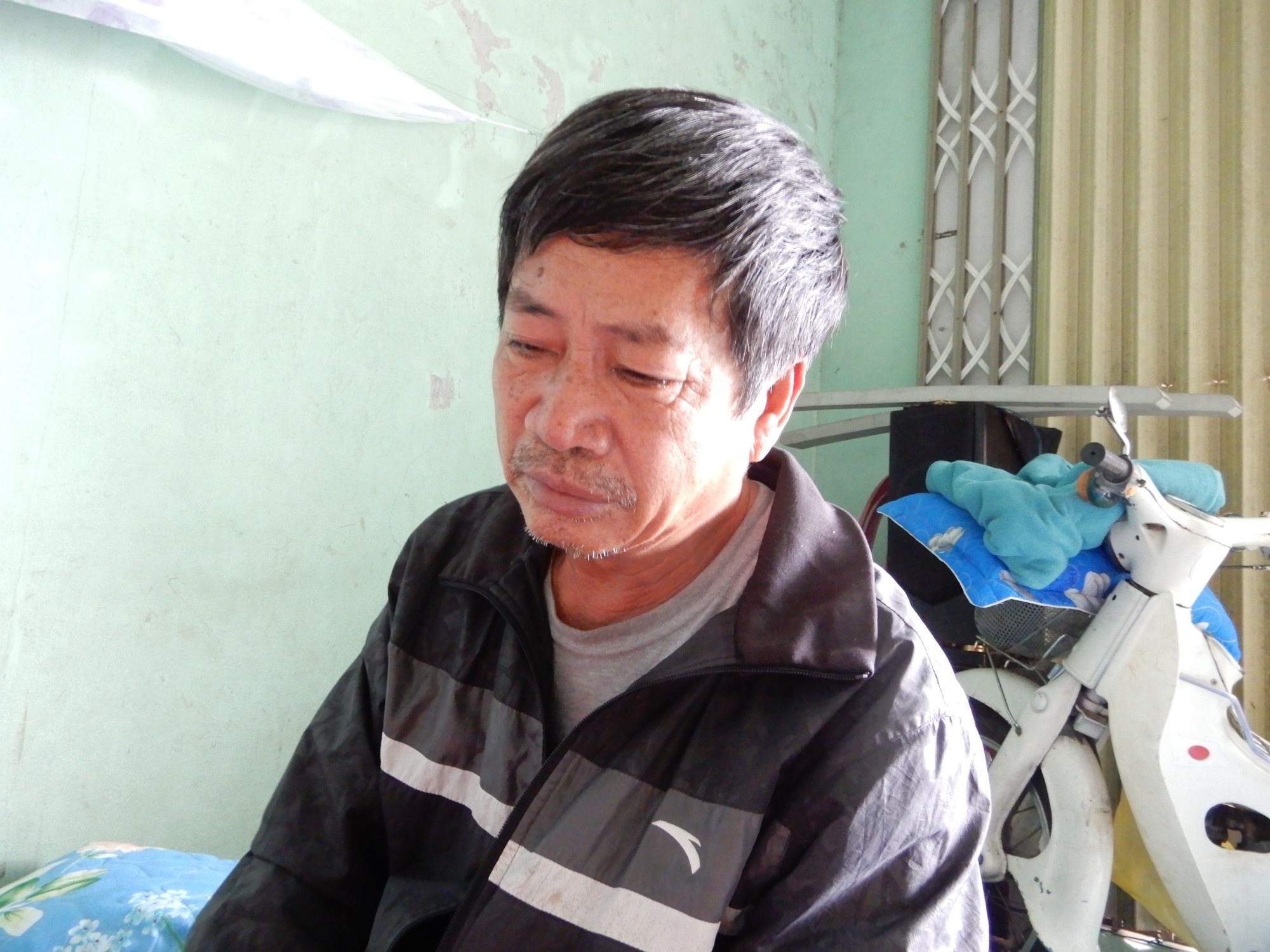 Thương cha già vất vả nuôi con trai bị lao màng não nằm liệt giường - Ảnh 6. Thương cha già vất vả nuôi con trai bị lao màng não nằm liệt giường - Ảnh 6.