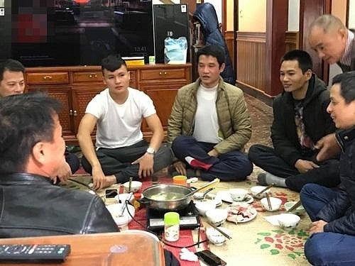 Sau chiến thắng, cầu thủ Quang Hải giản dị về thăm nhà - 2 Cầu thủ mang áo số 19 quây quần bên gia đình.
