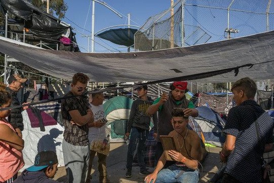 Mexico dùng Trung Quốc để "dọa" ông Trump - 2
Hàng ngàn người di cư đang tụ tập ở biên giới Mexico - Mỹ. Ảnh: NYT