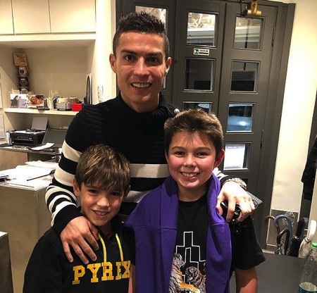 C.Ronaldo gây bất ngờ khi tươi cười chụp ảnh cùng con trai Buffon - 1 CR7 vui vẻ chụp ảnh cùng con trai của Buffon