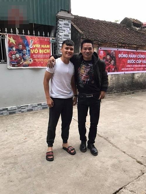 Sau chiến thắng, cầu thủ Quang Hải giản dị về thăm nhà - 3 Người hùng của triệu trái tim người hâm mộ vẫn giữ phong cách giản dị.
