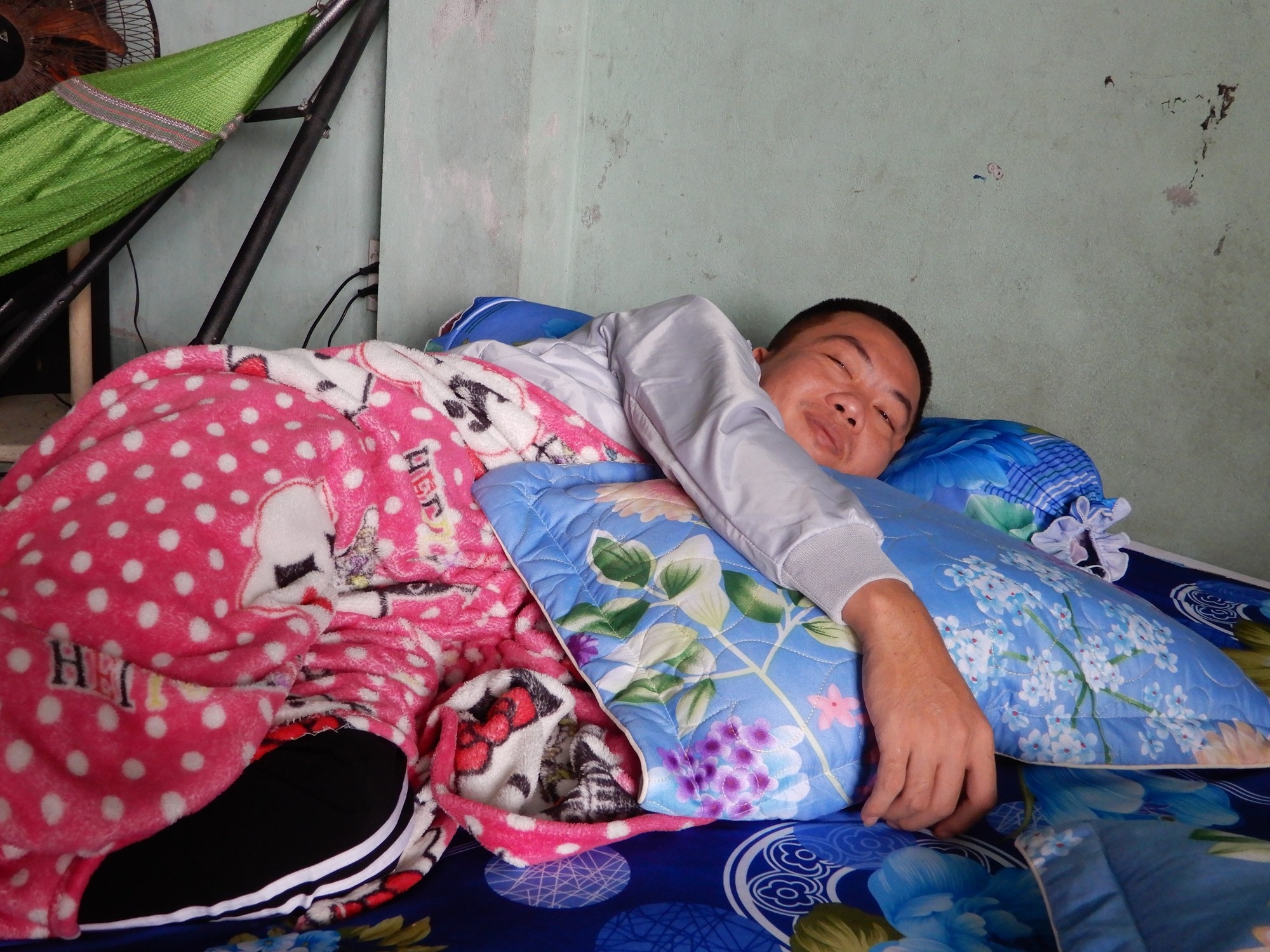 Thương cha già vất vả nuôi con trai bị lao màng não nằm liệt giường - Ảnh 3. Thương cha già vất vả nuôi con trai bị lao màng não nằm liệt giường - Ảnh 3.