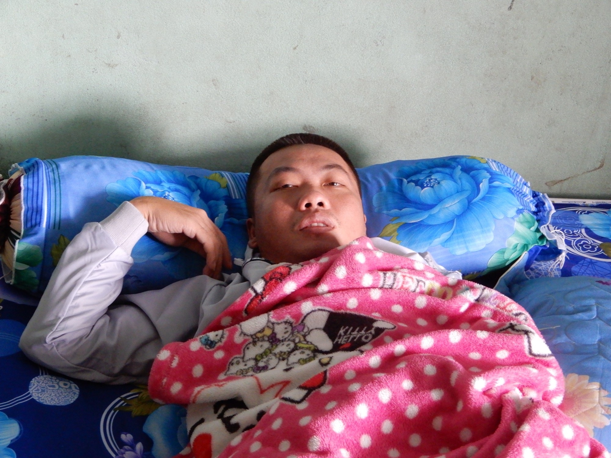 Thương cha già vất vả nuôi con trai bị lao màng não nằm liệt giường - Ảnh 2. Thương cha già vất vả nuôi con trai bị lao màng não nằm liệt giường - Ảnh 2.
