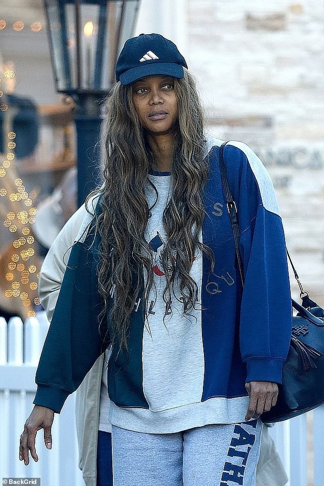 Choáng với mặt mộc của siêu mẫu Tyra Banks - 1
Tyra Banks lộ mặt mộc già nua và nhợt nhạt khi xuất hiện trên đường phố Los Angeles, Mỹ ngày 1/12 vừa qua