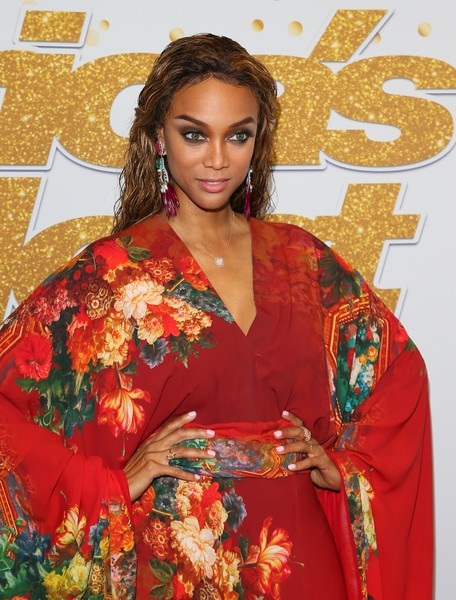 Choáng với mặt mộc của siêu mẫu Tyra Banks - 7
Những năm gần đây người đẹp được yêu mến qua show truyền hình Americas Next Top Model mà cô là nhà sản xuất kiêm dẫn chương trình