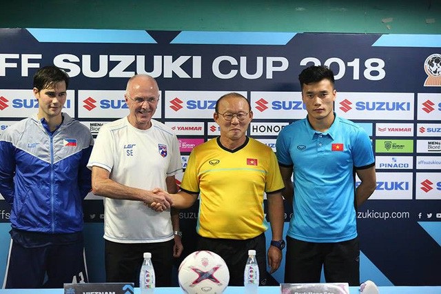 
HLV Park Hang Seo và người đồng nghiệp Eriksson bắt tay nhau trước trận đấu
