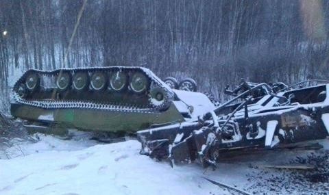 Tàu chở vũ khí Nga lật bánh: Rộ tin đồn tập kích - 2
Nhiều khí tài quân sự Nga bị hư hỏng trong vụ tai nạn này