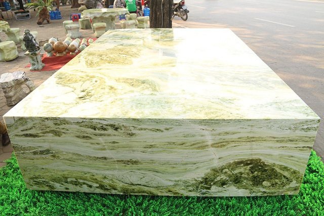 Khối ngọc nặng 16 tấn: Đại gia xẻ làm sập nằm cho mát lưng - 2
Phiến ngọc có màu xanh, đường hoa văn mềm mại, đẹp tự nhiên