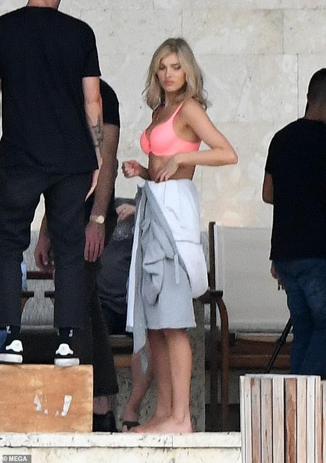 Dàn thiên thần nội y cuốn hút từ mọi góc nhìn - 1
Elsa Hosk tham gia buổi chụp hình cho Victorias Secret tại Miami ngày 1/12 vừa qua