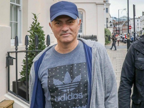 
HLV Mourinho tự hào vì được đeo huy hiệu của MU
