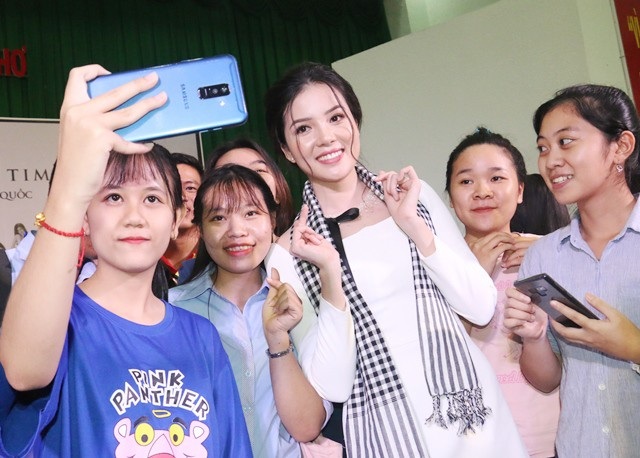 Hoa khôi Thuý Vi: “Mục tiêu sống của cuộc đời không phải là nhan sắc mà là tri thức” - 5 Hoa khôi Thuý Vi: “Mục tiêu sống của cuộc đời không phải là nhan sắc mà là tri thức” - 5