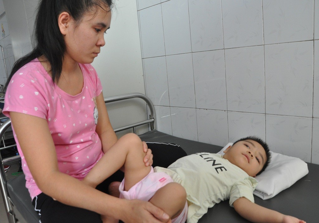 Ánh mắt cầu cứu sự sống của bé 3 tuổi bị viêm não - Ảnh 3. Ánh mắt cầu cứu sự sống của bé 3 tuổi bị viêm não - Ảnh 3.