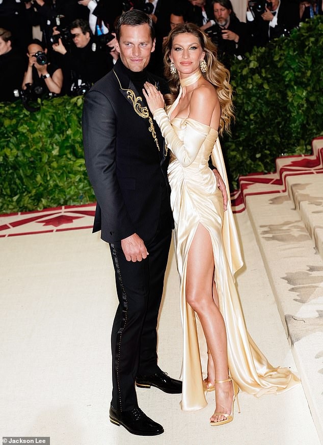 
Gisele cho biết cô đang dạy cho các con những thói quen tốt cho sức khỏe và yêu cầu chúng giúp chăm sóc khu vườn của gia đình Chúng học được rằng bất cứ cái gì cũng cần có thời gian để phát triển - giống như chúng ta gieo hạt giống và sau đó họ phải chờ đợi. Cô cho biết cô cũng tìm thấy cảm giác bình yên trong sự kiên định của chồng. Anh ấy rất bình tĩnh và rất tập trung còn tôi là người dễ xúc động và rất hay thay đổi. Những gì tôi học được từ anh ấy là hít một hơi và lấy lại bình tĩnh...
