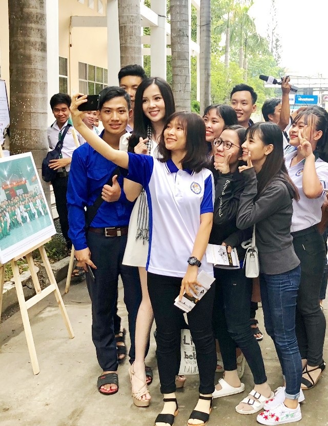 Hoa khôi Thuý Vi: “Mục tiêu sống của cuộc đời không phải là nhan sắc mà là tri thức” - 6
Hoa khôi quê Cần Thơ được nhiều bạn trẻ yêu mến.