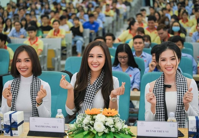 Hoa khôi Thuý Vi: “Mục tiêu sống của cuộc đời không phải là nhan sắc mà là tri thức” - 1 Hoa hậu Mai Phương Thúy (giữa), Hoa khôi Huỳnh Thúy Vi (phải) và ca sĩ Ái Phương vừa cùng tham gia một chương trình giao lưu với sinh viên Cần Thơ.
