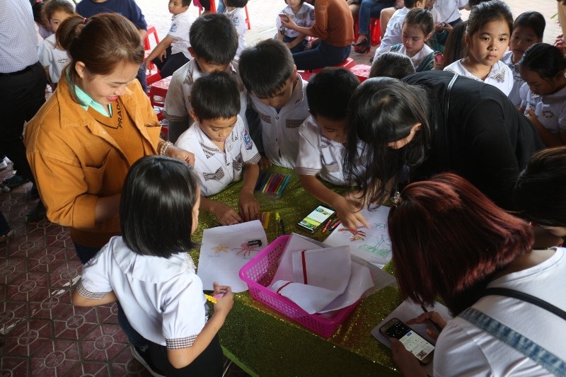 Học sinh, phụ huynh háo hức với Ngày hội đọc sách - Ảnh 7. Học sinh, phụ huynh háo hức với Ngày hội đọc sách - Ảnh 7.