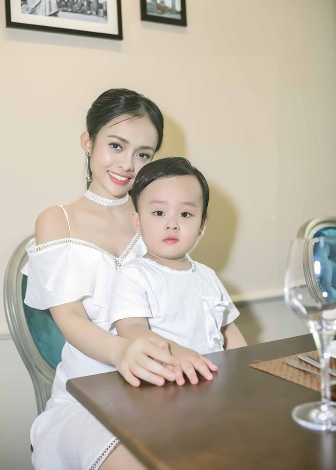 Những bà mẹ đơn thân mới lộ diện của showbiz Việt - Ảnh 10. Những bà mẹ đơn thân mới lộ diện của showbiz Việt - Ảnh 10.