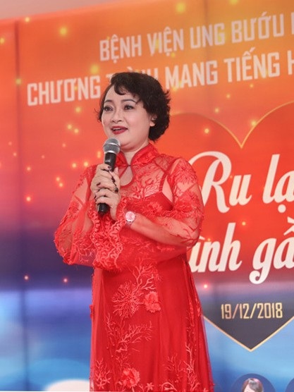 NSƯT Hồng Liên, Trà My mang âm nhạc đến với bệnh nhân ung thư - 3 Từng là người vợ vĩnh viễn mất chồng vì căn bệnh ung thư quái ác nên hơn ai hết nghệ sĩ Trà My hiểu được nỗi đau mà các bệnh nhân ung thư phải gánh chịu. Theo lời kể của chị thì tuần nào chị cũng thu xếp thời gian đến bệnh viện Hưng Việt để thăm hỏi các bệnh nhân đang nằm điều trị và đến từng giường bệnh hát tặng bệnh nhân. “Tim tôi thắt nghẹn mỗi khi chứng kiến cảnh các bệnh nhân vật vã vì đau đớn. Tôi luôn mong mình có thể làm được thật nhiều điều ý nghĩa để giúp các bệnh nhân ung thư có thêm nghị lực, thêm niềm tin mà chống chọi với bệnh tật - nghệ sĩ Trà My nói.