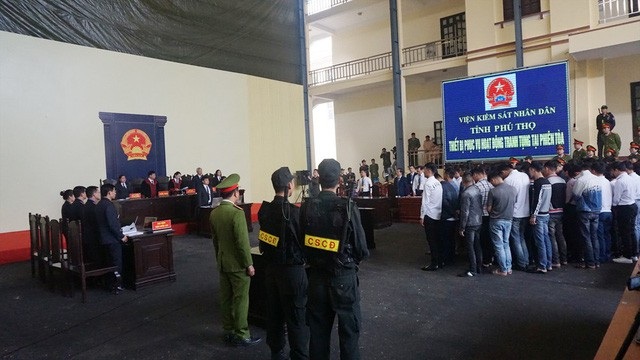 36 bị cáo trong vụ án "đánh bạc nghìn tỷ" đã viết đơn kháng cáo - 1 Chiều 30/11, tại TAND tỉnh Phú Thọ, HĐXX tuyên án đối với 92 bị cáo trong vụ án Đánh bạc nghìn tỷ.