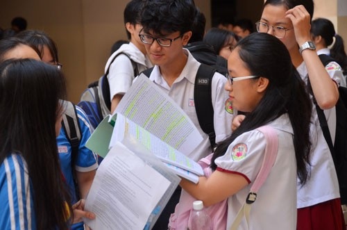 Đề thi THPT quốc gia 2019 sao kịp chuẩn hóa! - Ảnh 1. Đề thi THPT quốc gia 2019 sao kịp chuẩn hóa! - Ảnh 1.