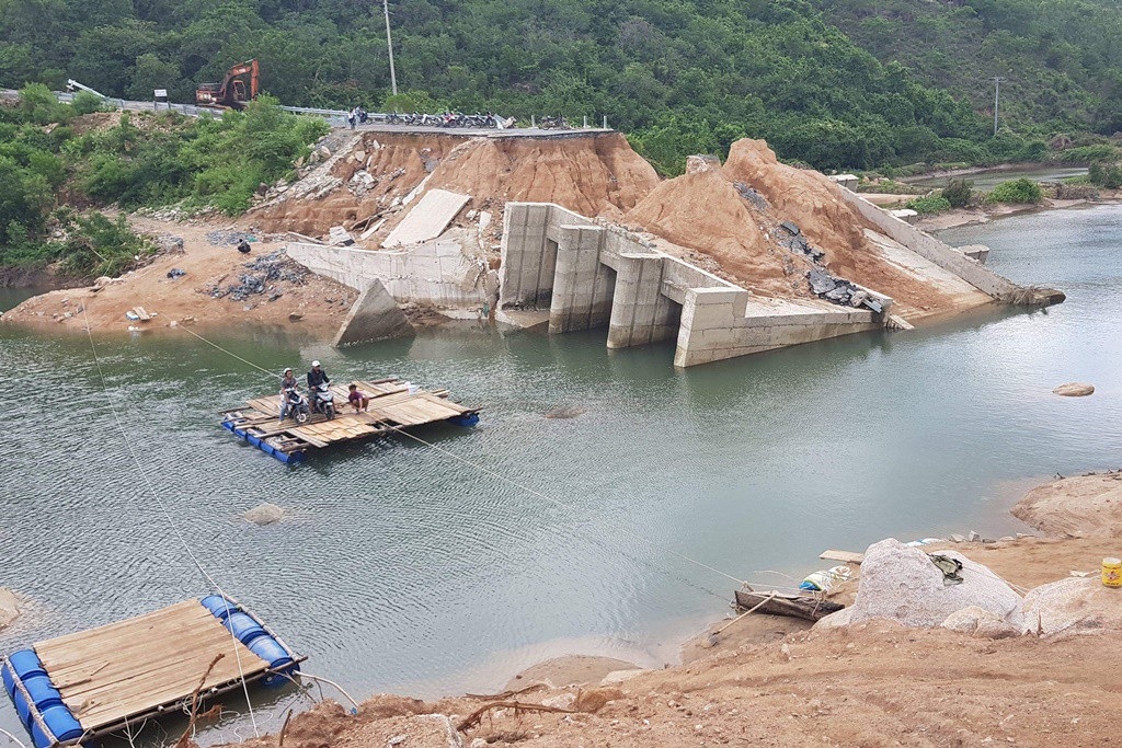 Khánh Hòa: Nỗ lực thi công cầu tạm để giáo viên qua sông dạy học - Ảnh 2. Khánh Hòa: Nỗ lực thi công cầu tạm để giáo viên qua sông dạy học - Ảnh 2.