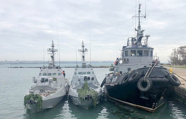 Ukraine tuyên bố sẽ điều tàu chiến tới biển Azov đề phòng Nga - 1 3 tàu Ukraine bị lực lượng an ninh Nga bắt giữ ngày 25/11 (Ảnh: TASS)