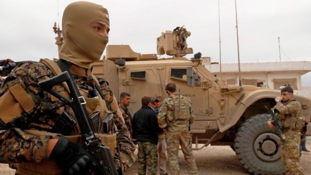 Những câu hỏi xung quanh quyết định rút quân khỏi Syria của Tổng thống Trump - 1 Quân nhân Mỹ tại Syria (Ảnh: AFP)