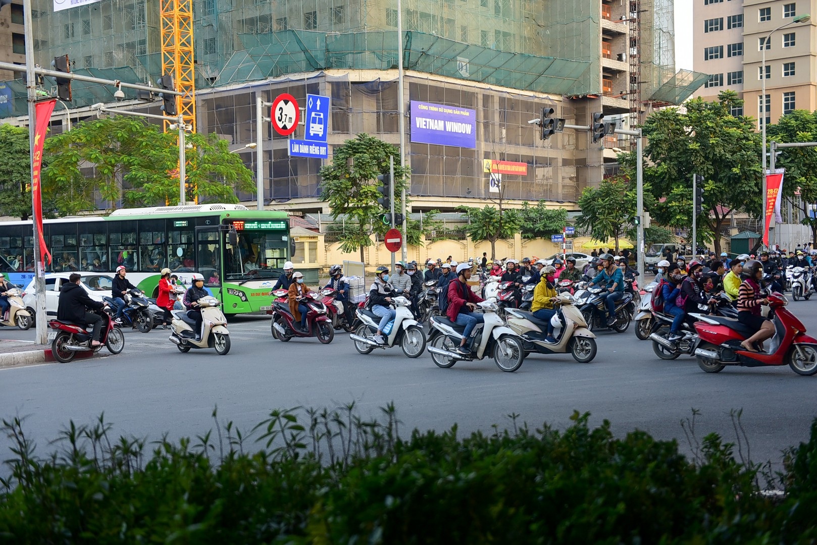 Vấn nạn vượt đèn đỏ trên đường phố Hà Nội - Ảnh 7. Vấn nạn vượt đèn đỏ trên đường phố Hà Nội - Ảnh 7.