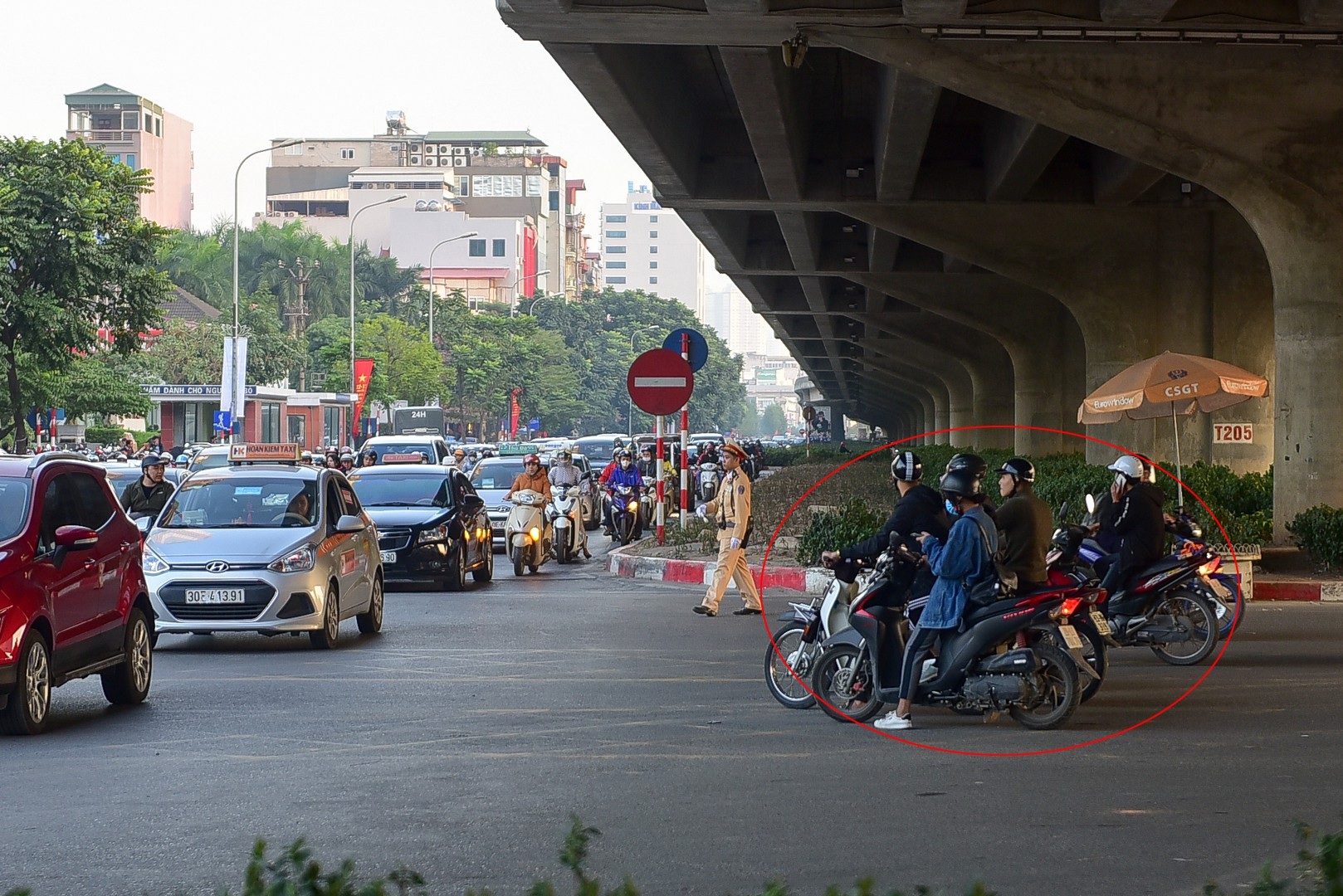 Vấn nạn vượt đèn đỏ trên đường phố Hà Nội - Ảnh 5. Vấn nạn vượt đèn đỏ trên đường phố Hà Nội - Ảnh 5.