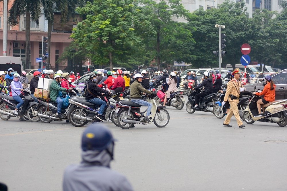 Vấn nạn vượt đèn đỏ trên đường phố Hà Nội - Ảnh 11. Vấn nạn vượt đèn đỏ trên đường phố Hà Nội - Ảnh 11.