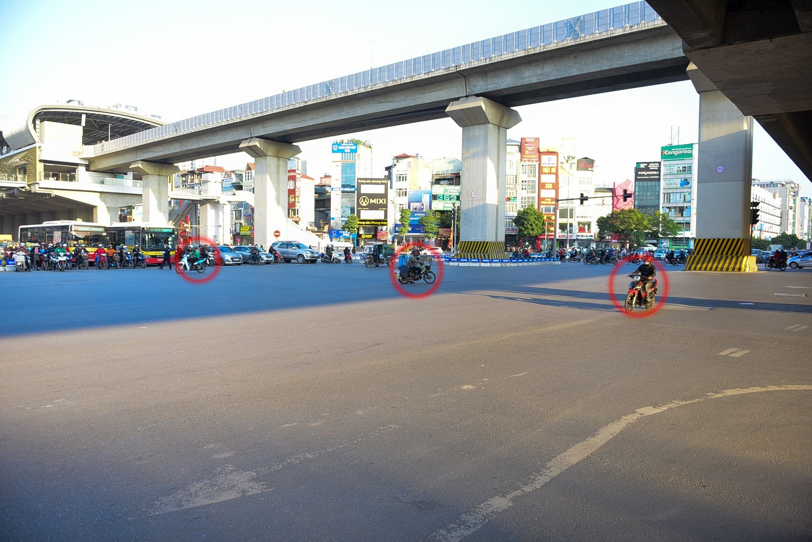 Vấn nạn vượt đèn đỏ trên đường phố Hà Nội - Ảnh 1. Vấn nạn vượt đèn đỏ trên đường phố Hà Nội - Ảnh 1.