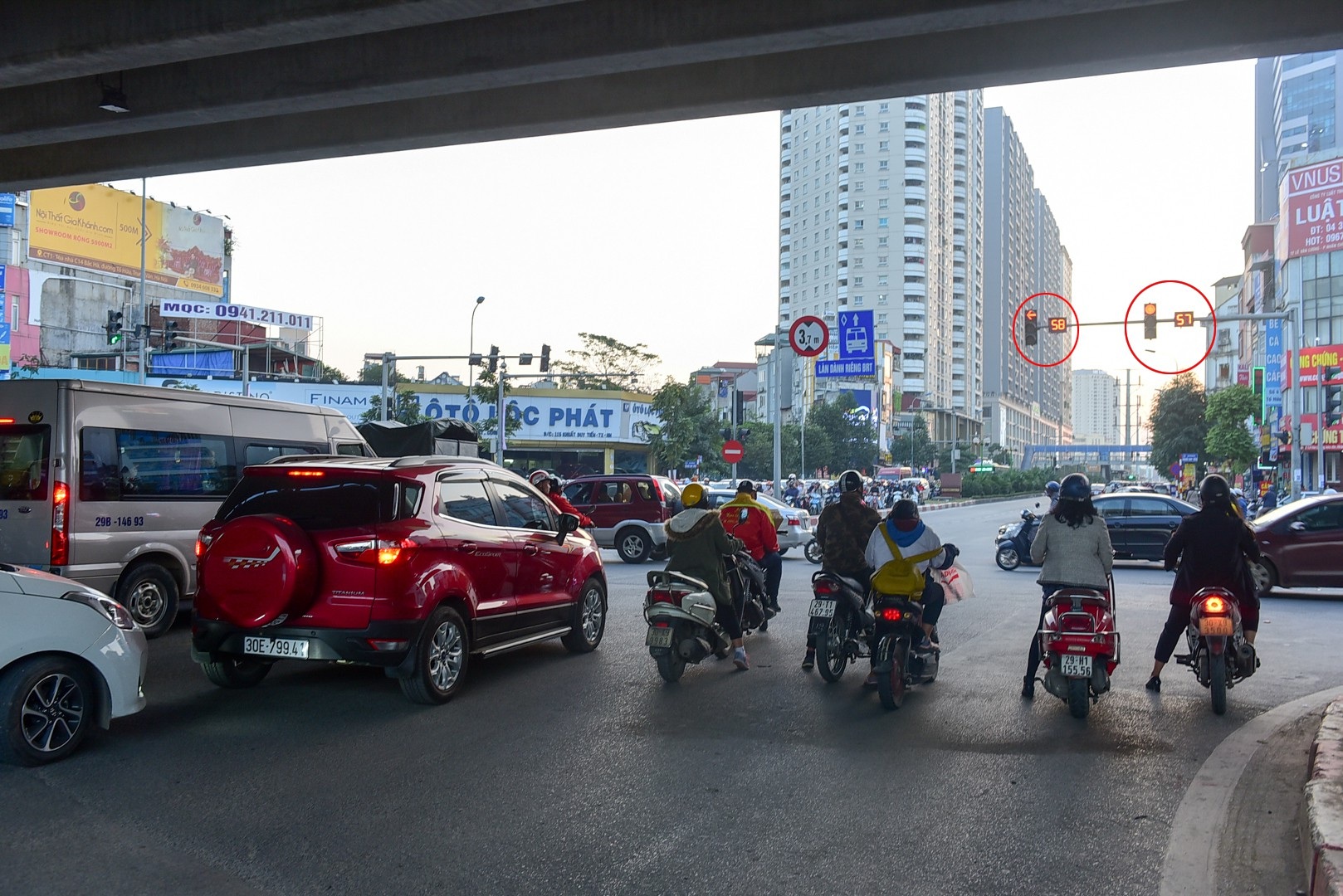 Vấn nạn vượt đèn đỏ trên đường phố Hà Nội - Ảnh 8. Vấn nạn vượt đèn đỏ trên đường phố Hà Nội - Ảnh 8.