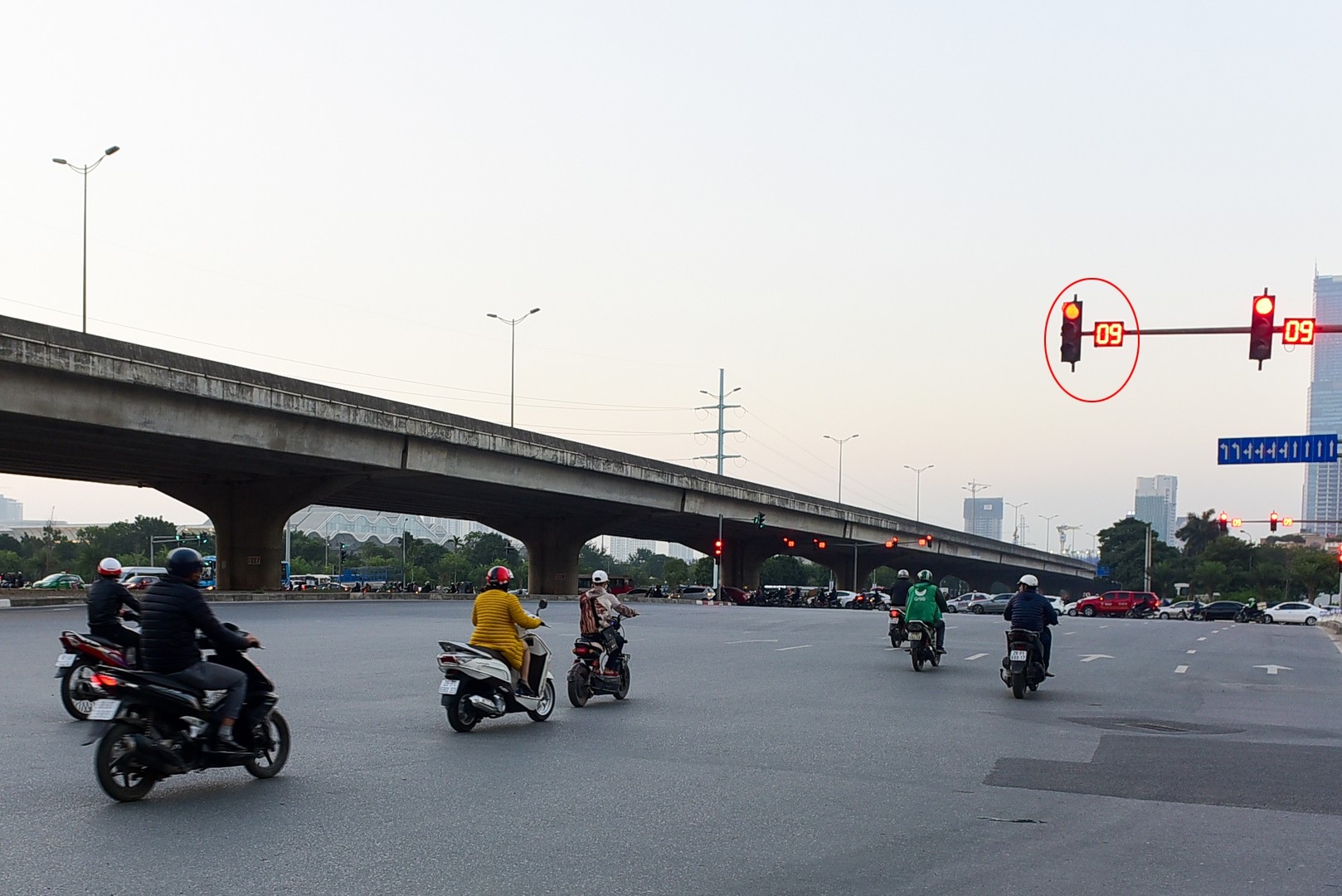 Vấn nạn vượt đèn đỏ trên đường phố Hà Nội - Ảnh 9. Vấn nạn vượt đèn đỏ trên đường phố Hà Nội - Ảnh 9.