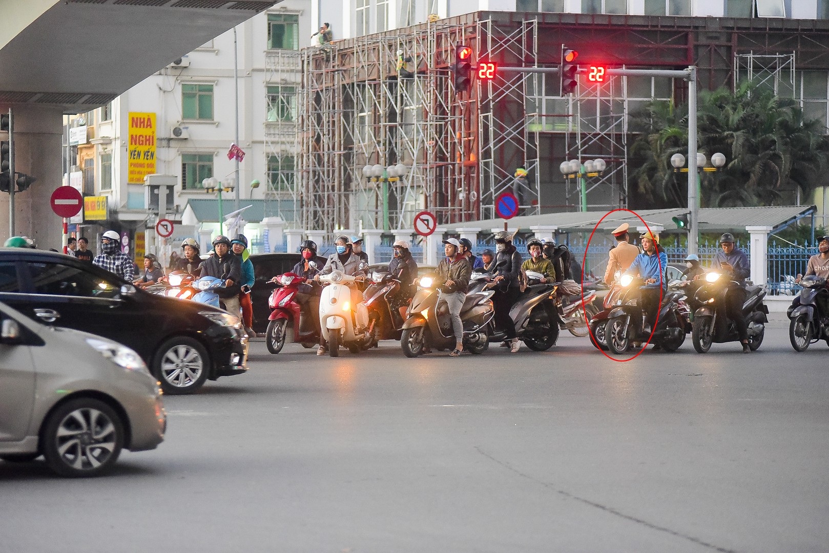 Vấn nạn vượt đèn đỏ trên đường phố Hà Nội - Ảnh 12. Vấn nạn vượt đèn đỏ trên đường phố Hà Nội - Ảnh 12.