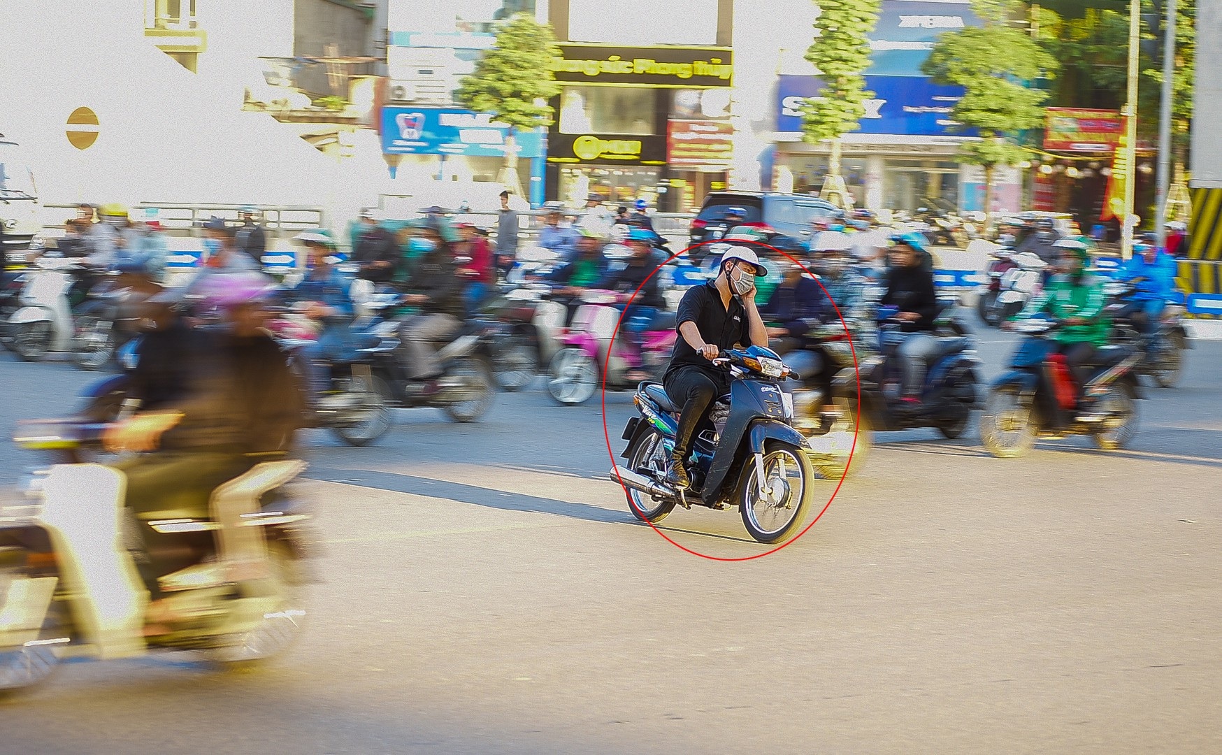 Vấn nạn vượt đèn đỏ trên đường phố Hà Nội - Ảnh 2. Vấn nạn vượt đèn đỏ trên đường phố Hà Nội - Ảnh 2.