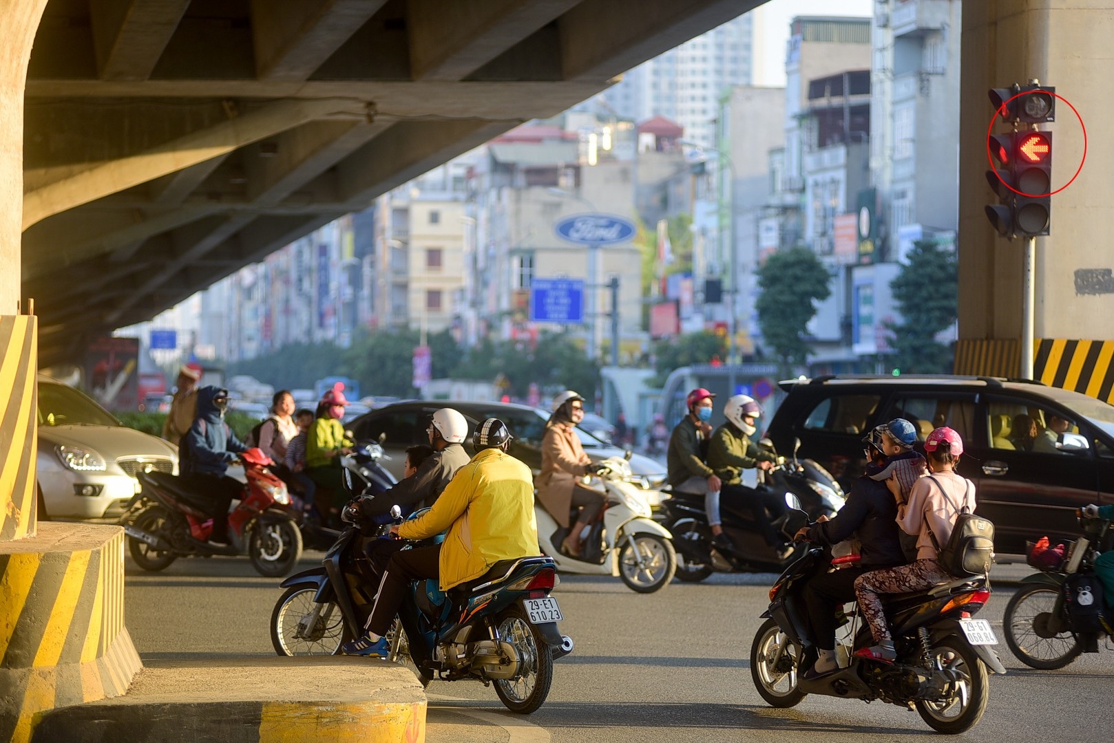 Vấn nạn vượt đèn đỏ trên đường phố Hà Nội - Ảnh 4. Vấn nạn vượt đèn đỏ trên đường phố Hà Nội - Ảnh 4.