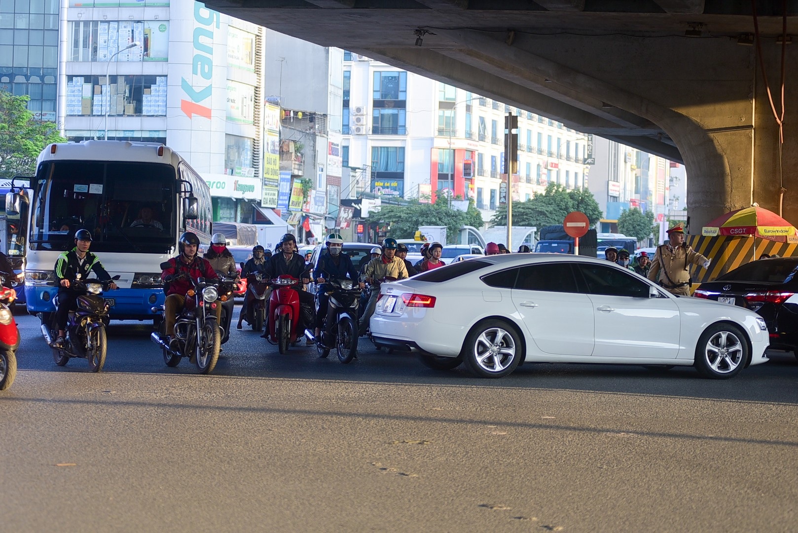 Vấn nạn vượt đèn đỏ trên đường phố Hà Nội - Ảnh 3. Vấn nạn vượt đèn đỏ trên đường phố Hà Nội - Ảnh 3.