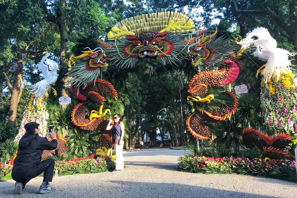Mãn nhãn tác phẩm hình rồng “khổng lồ” được tạo từ 1,2 tấn hoa quả ở Hà Nội - Ảnh 4. Mãn nhãn tác phẩm hình rồng “khổng lồ” được tạo từ 1,2 tấn hoa quả ở Hà Nội - Ảnh 4.