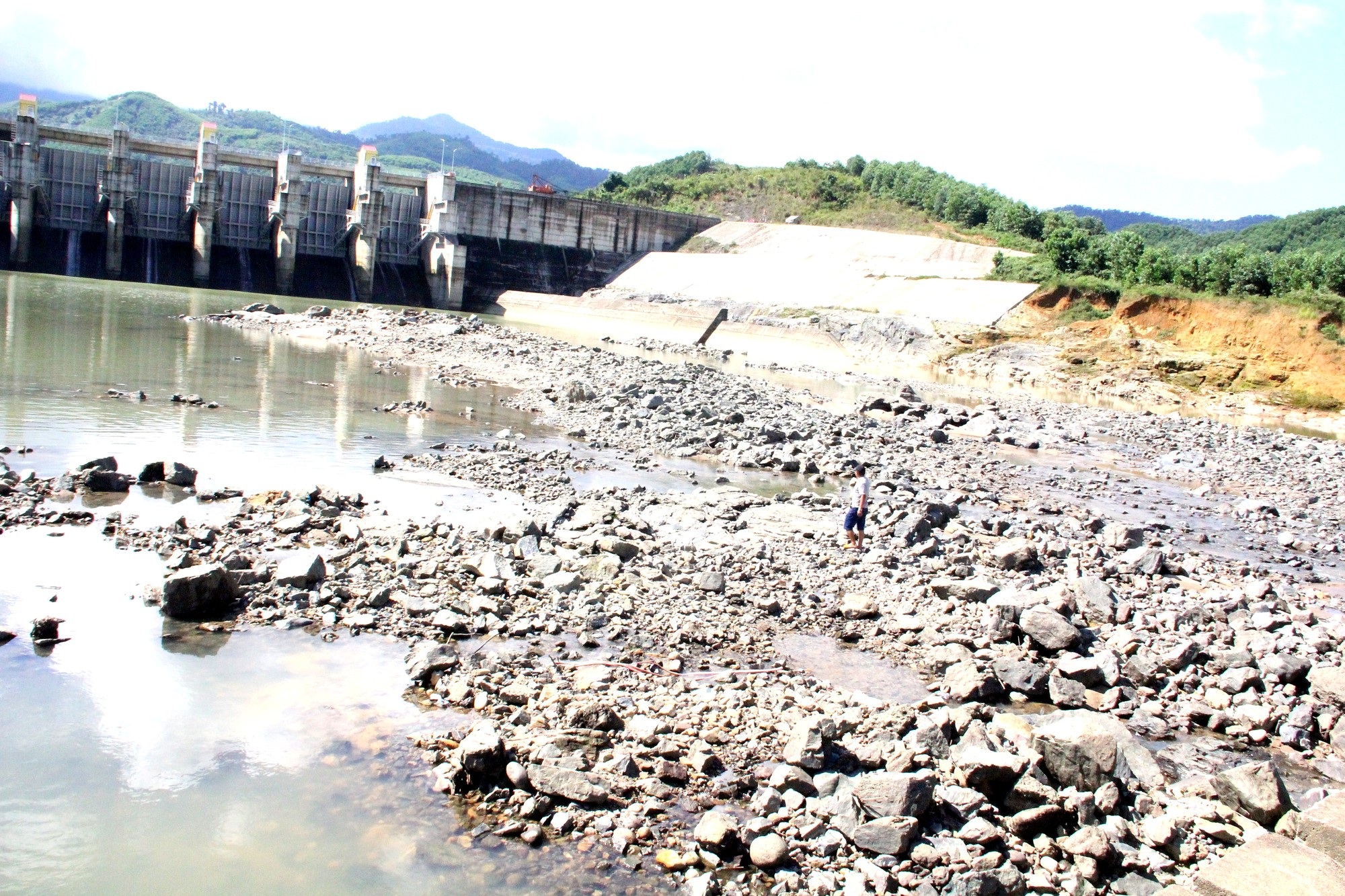 Vụ thủy điện xả nước cuốn trôi 1 người: Xả đúng quy trình? - Ảnh 2. Vụ thủy điện xả nước cuốn trôi 1 người: Xả đúng quy trình? - Ảnh 2.