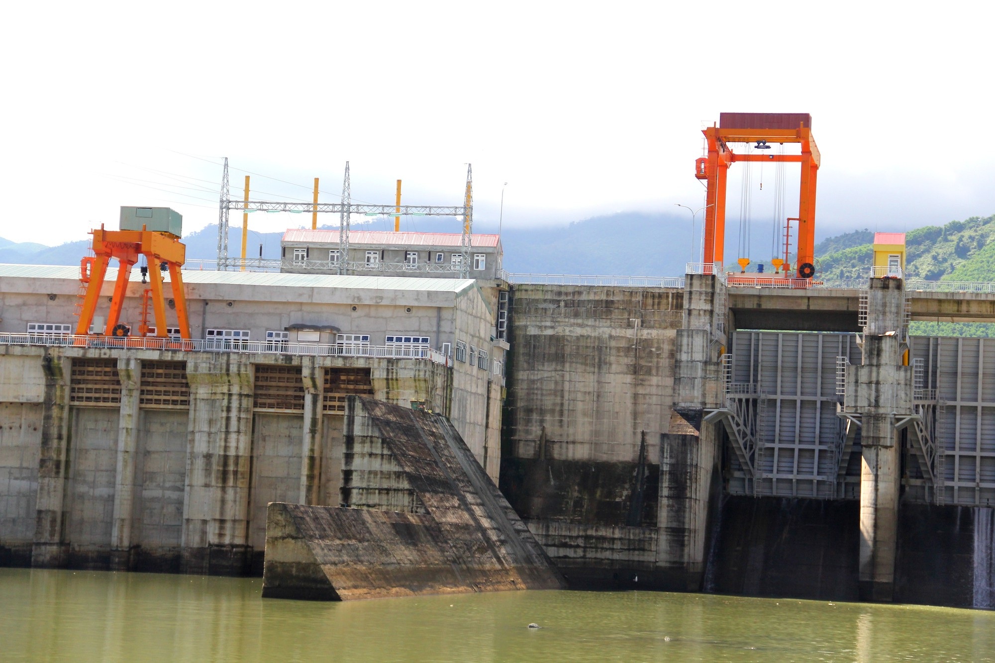 Vụ thủy điện xả nước cuốn trôi 1 người: Xả đúng quy trình? - Ảnh 3. Vụ thủy điện xả nước cuốn trôi 1 người: Xả đúng quy trình? - Ảnh 3.