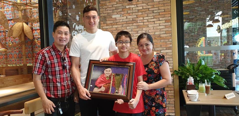 Khoảnh khắc Đặng Văn Lâm bịn rịn chia tay gia đình, ra Hà Nội chuẩn bị cho Asian Cup - Ảnh 4. Khoảnh khắc Đặng Văn Lâm bịn rịn chia tay gia đình, ra Hà Nội chuẩn bị cho Asian Cup - Ảnh 4.