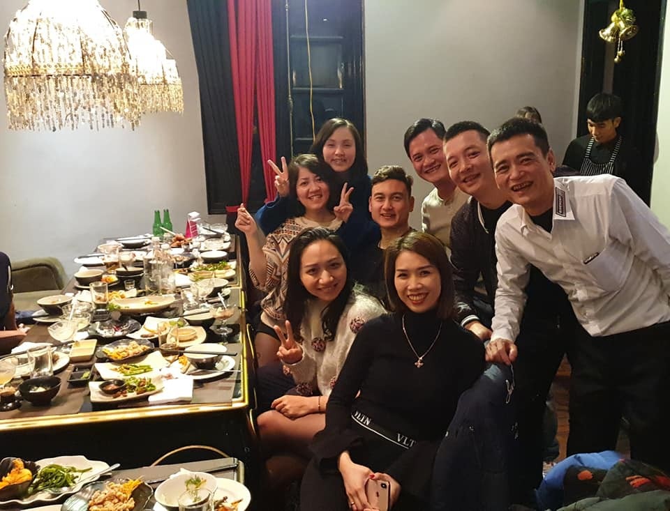 Khoảnh khắc Đặng Văn Lâm bịn rịn chia tay gia đình, ra Hà Nội chuẩn bị cho Asian Cup - Ảnh 1. Khoảnh khắc Đặng Văn Lâm bịn rịn chia tay gia đình, ra Hà Nội chuẩn bị cho Asian Cup - Ảnh 1.