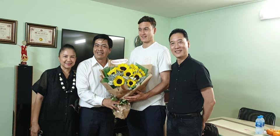 Khoảnh khắc Đặng Văn Lâm bịn rịn chia tay gia đình, ra Hà Nội chuẩn bị cho Asian Cup - Ảnh 8. Khoảnh khắc Đặng Văn Lâm bịn rịn chia tay gia đình, ra Hà Nội chuẩn bị cho Asian Cup - Ảnh 8.