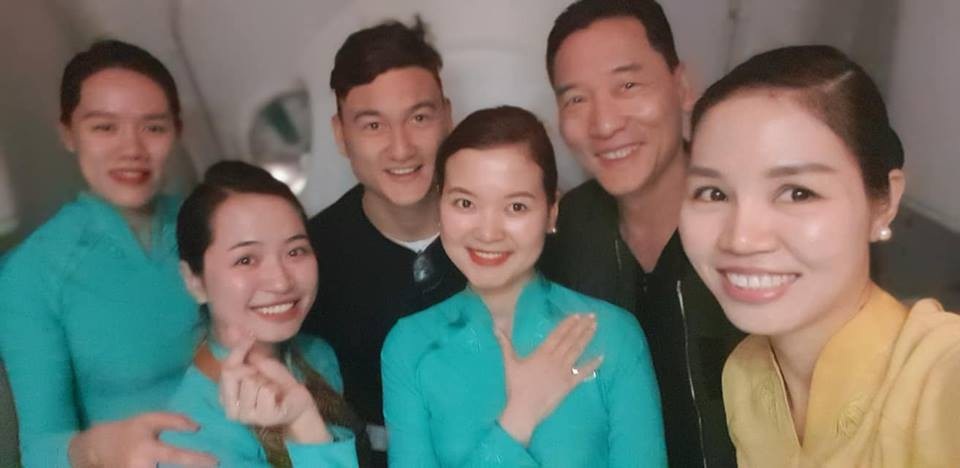 Khoảnh khắc Đặng Văn Lâm bịn rịn chia tay gia đình, ra Hà Nội chuẩn bị cho Asian Cup - Ảnh 12. Khoảnh khắc Đặng Văn Lâm bịn rịn chia tay gia đình, ra Hà Nội chuẩn bị cho Asian Cup - Ảnh 12.