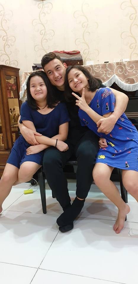 Khoảnh khắc Đặng Văn Lâm bịn rịn chia tay gia đình, ra Hà Nội chuẩn bị cho Asian Cup - Ảnh 7. Khoảnh khắc Đặng Văn Lâm bịn rịn chia tay gia đình, ra Hà Nội chuẩn bị cho Asian Cup - Ảnh 7.